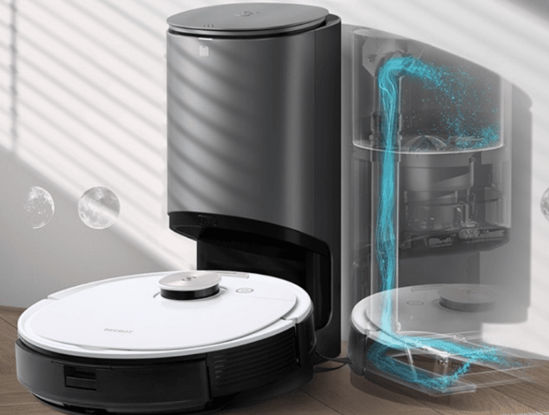 Мобильный контейнер для пыли Ecovacs Deebot OZMO T8+ опорожняется на базе для самоочистки.